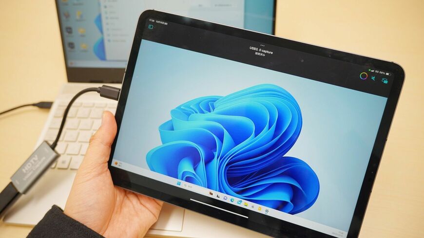 USBビデオキャプチャーを使うと、iPadをさまざまな機器のサブディスプレーとして活用できる。写真はノートパソコンをつないだところ（筆者撮影）