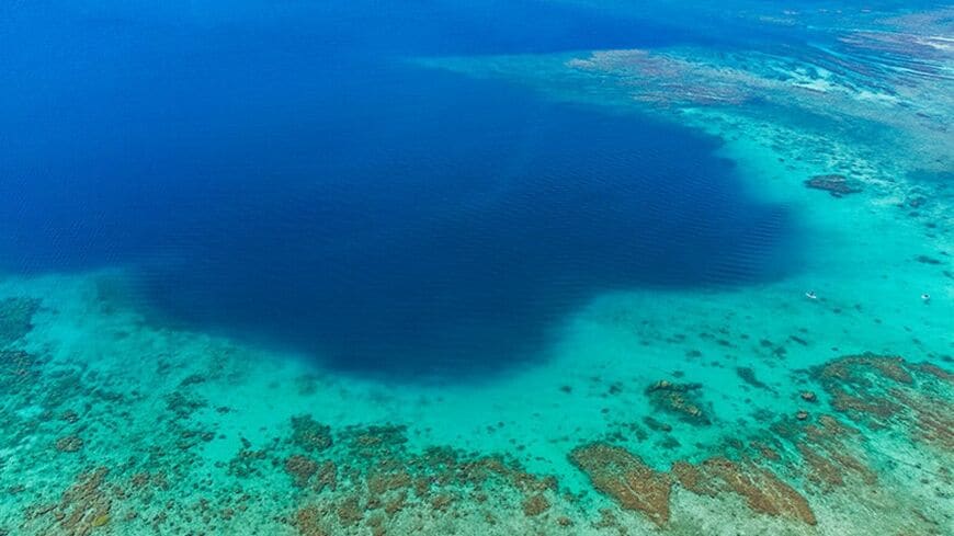 島の周囲には美しいリーフが広がる。なんだか“大野生”が巣食う島に、人がお邪魔をしているよう（写真：OCEANS編集部）この記事の画像を見る(◯枚)