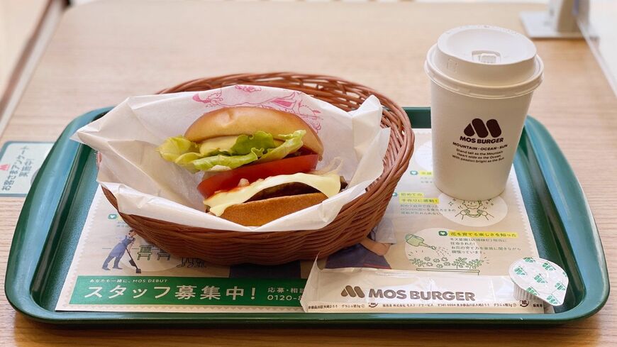 モスバーガーの朝モスは、フレッシュな野菜たっぷりで食べ応え抜群です（筆者撮影）