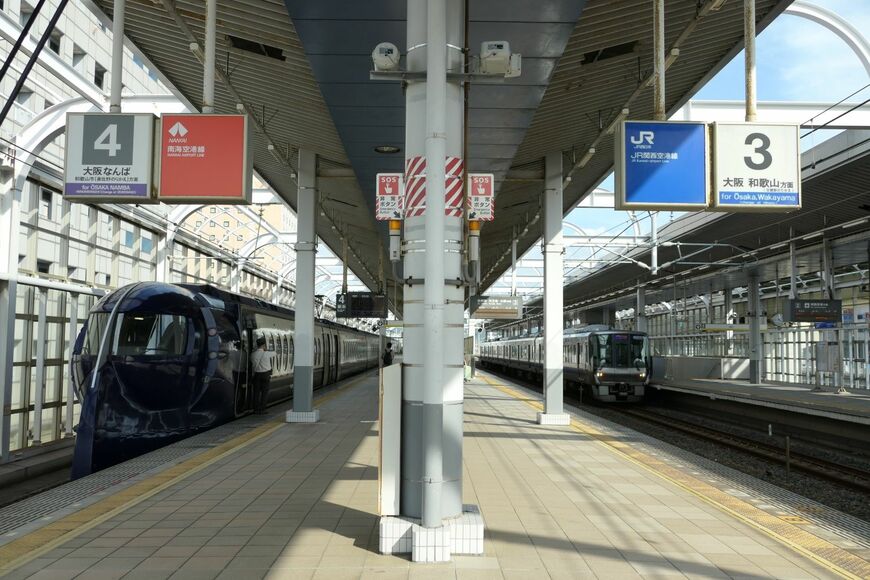 大阪方面のホームは4番のりばが南海、3番のりばがJR（記者撮影）