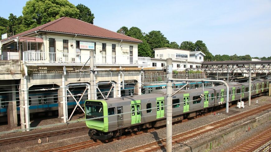 鶯谷駅付近を走る山手線の電車。駅の西側の大半は上野恩賜公園と寛永寺の霊園（筆者撮影）