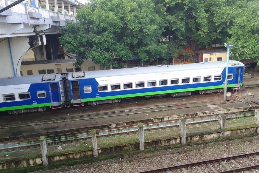 2020年頃より導入されている韓国製の長距離用客車。近郊用客車はクーデター以降、ヤンゴン地区では全て運用離脱している（筆者撮影）