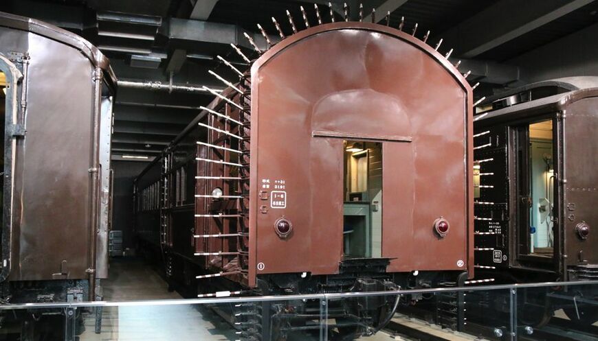 リニア・鉄道館に展示されているオヤ31 12はスハ32 426を改造した車両。館内通路側の車端部の矢羽根を展開している（筆者撮影）