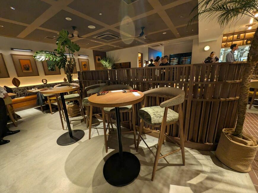 店内は効果的に高低差がつけられており、ハイチェアとローチェアをバランスよく配置。お客同士の視線がぶつからないようになっている（写真：筆者撮影）