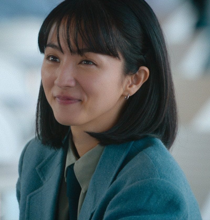 フライトアテンダントになる夢を諦めた也英を演じる満島ひかり（写真：Netflix）