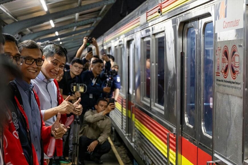 8500系8618編成のラストランを見送るイグナシウス・ヨナン元KAI総裁（左から3人目）ら（写真：Kaito Ishikawa）