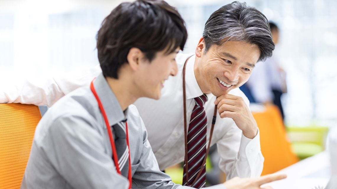 和やかに会話をする上司と部下
