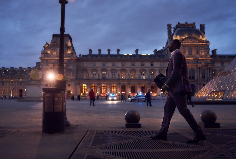 ルーヴル美術館やシャトレ座など、パリの名所が次々とシーンを彩る（写真：Netflix）