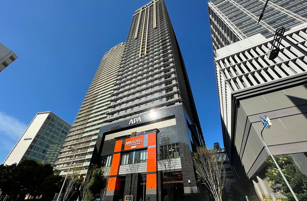 2024年12月に開業した地上40階建ての「アパホテル＆リゾート〈大阪なんば駅前タワー〉」。客室数で西日本最大級の2055室を備える（写真：アパグループ）