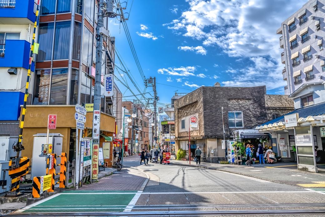 東急多摩川線・下丸子駅と踏切（写真：node／PIXTA）