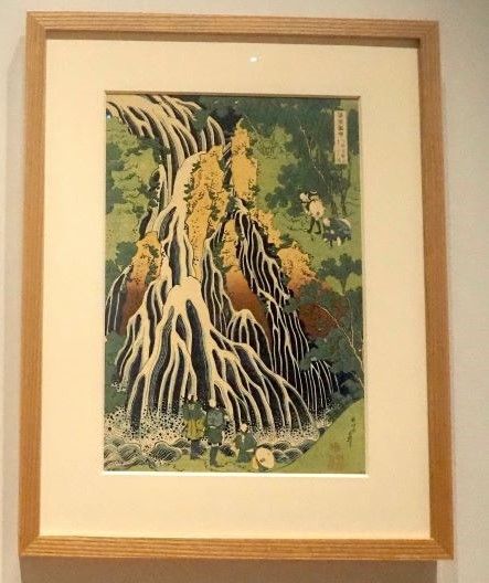 葛飾北斎「諸国瀧廻り 下野黒髪山きりふりの滝」すみだ北斎美術館蔵（前期展示）展示風景（撮影：小川敦生）