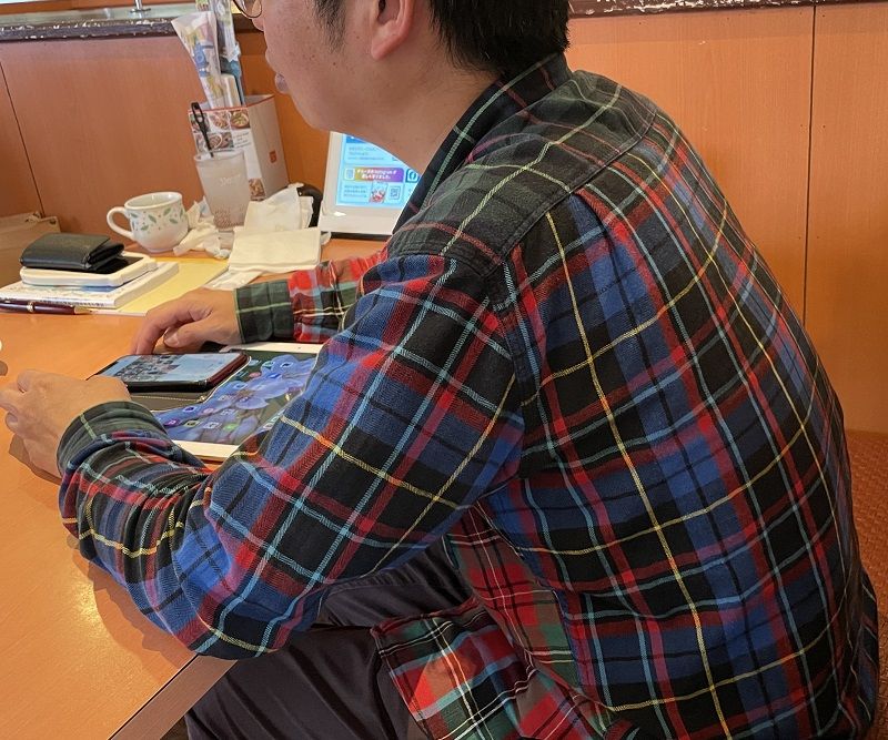 かつて交流があった信者たちからは今も付き合いを拒まれているダイキさん。「排斥のせいで命を落とす人もいる」と指摘する（編集部撮影）