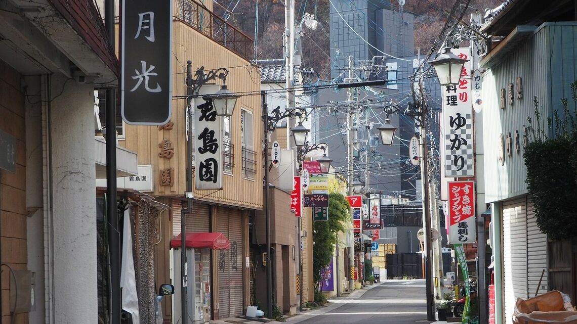 千曲市の戸倉上山田温泉にあるスナック街（写真：筆者提供）