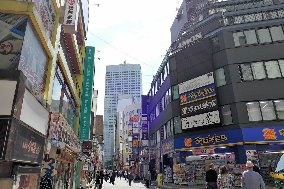 ヨドバシカメラや飲食店が建ち並ぶ西新宿。画面奥はKDDIビル（記者撮影）