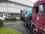 慎重な運転で狭い出入り口から外へ