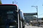 列車代行という表示。その向こうには「全線再開」を