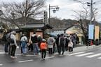 電車を待つ長蛇の列ができた全線再開日の別所温泉駅