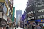 ヨドバシカメラや飲食店が建ち並ぶ西新宿。