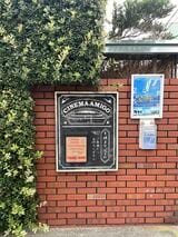 店への道中にはレトロなシネマの広告も（筆者撮影）