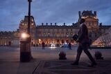 ルーヴル美術館やシャトレ座など、パリの名所が次々とシーンを彩る（写真：Netflix）