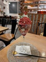 「苺ミルク嬢」。美しい盛り付けに、思わず写真を撮らずにいられない（写真：筆者撮影）