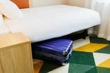 ベッド下の空洞にはスーツケースが収納できる（写真：ホテルメッツ提供） 