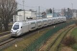 ヴェリム試験センターで走行するTGV-M。大きな注目を集め報道陣も訪れていた（撮影：橋爪智之）