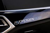 ダッシュボードに美しく入れられた水素／燃料電池の文字（写真：BMW）