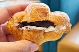 クロワッサンにマスカルポーネクリームとあんこを挟んで、おやつパンにアレンジ（筆者撮影）