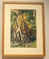 葛飾北斎「諸国瀧廻り 下野黒髪山きりふりの滝」すみだ北斎美術館蔵（前期展示）展示風景（撮影：小川敦生）