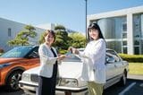 伊藤かずえさんと愛車の写真など（写真：日産自動車）