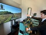 運転台でデモンストレーションをする宮川支配人（筆者撮影）