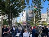 都市部ではインバウンド観光客の姿を見ることが多くなってきた。10月23日の渋谷ハチ公前広場（筆者撮影）