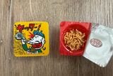 平成元年に発売され、大ヒットした「ヤッター！めん」。フタの裏にくじが付いている（筆者撮影）