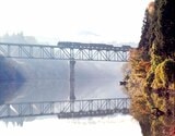 朝の第二只見川橋梁を渡るC11形牽引の貨物列車＝1973年11月（撮影：南正時）