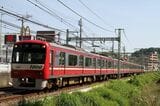 2007年以降の新1000形はステンレス車体となったが赤いカラーリングは健在だ（撮影：南正時）