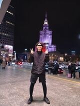 旧ソ連感のあるポーランド文化科学宮殿、ではなく、通行人の着ている衣類に注目してほしい（筆者撮影）