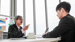 交渉の場で相手を非難することで失うものはあまりに大きい　私たちがついやりがちな非難と正当化の結末とは