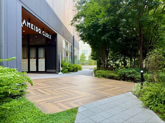 商業施設から住宅方面へつながる道