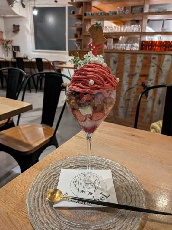 パフェ「苺ミルク嬢」