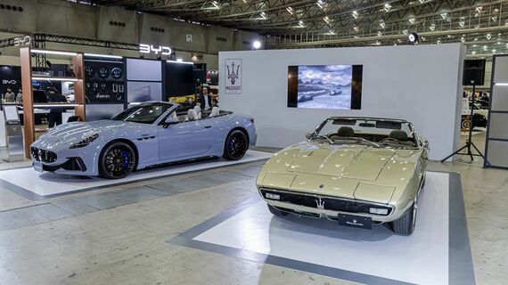 オートもティブカウンシル2025のブースには、現行モデルの「グランカブリオ」と、1969年製の「ギブリ スパイダー」の2台が並べられた。マセラティにとって、ロードカー第1号のプロジェクトがオープントップであり、つねにラインアップには存在してきた重要なモデル。そこで新旧オープンカーを並べたという
