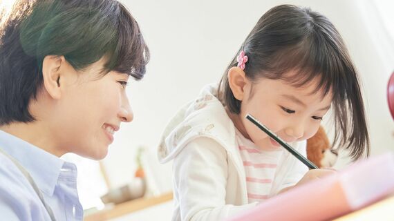 子どもの勉強をみる母親