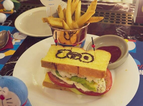 ブリオッシュロブスターロールのフライドポテト添え