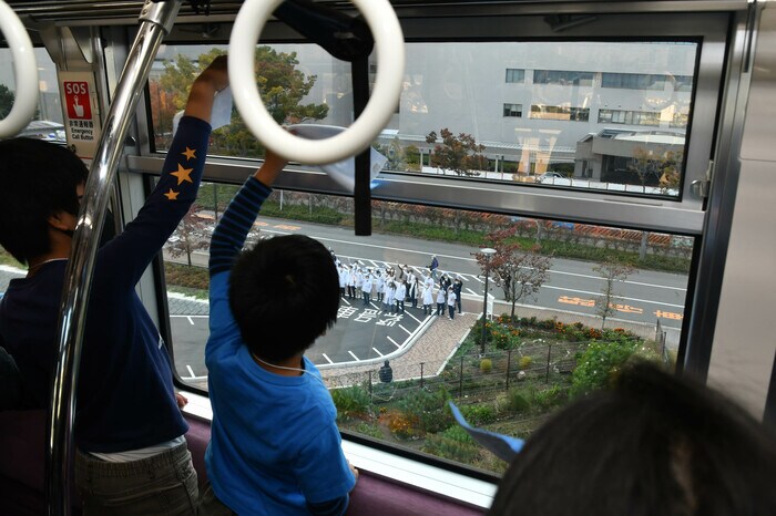 大阪大学医学部附属病院の前に停車したブルーエール号。