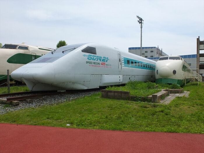 JR東日本「STAR21」と961形（右）