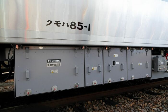 蓄電池が搭載されている床下機器