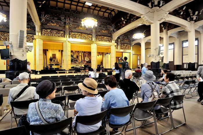 平日の午前中、多くの参拝者が見られた