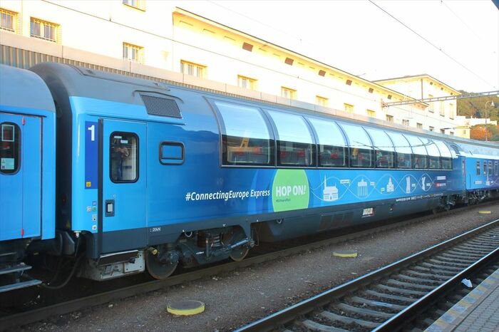 編成にはスイス国鉄（SBB）のパノラマ客車も