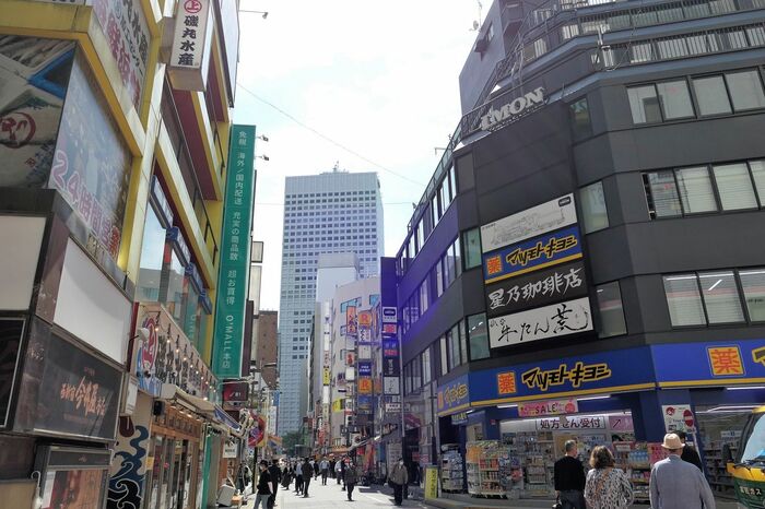 ヨドバシカメラや飲食店が建ち並ぶ西新宿。