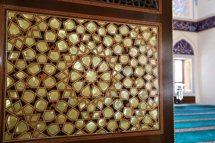 至る所に幾何学模様の装飾が施されている